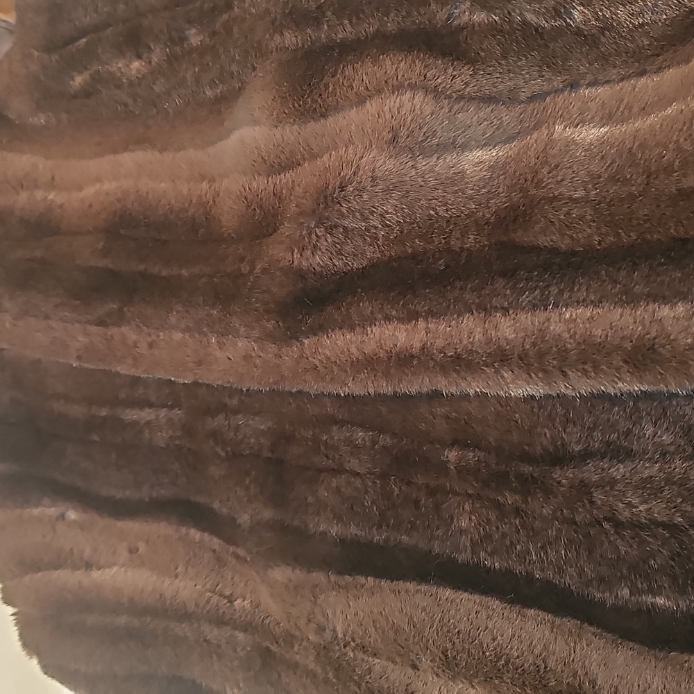 Chico's Faux Fur Vest Size 0 (MED) Very Good Condition. No Signs Of Wear. - Picture 7 of 12